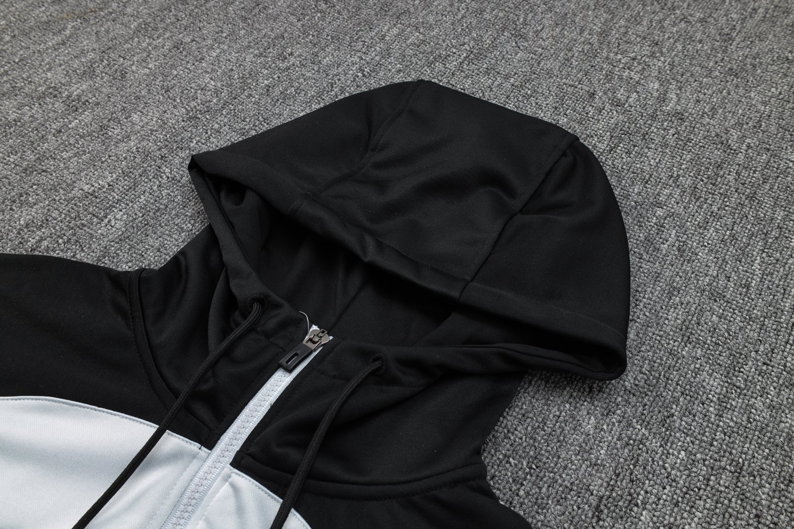 Kit agasalho cinza com preto do Barcelona 2023/24 - Imagem 3
