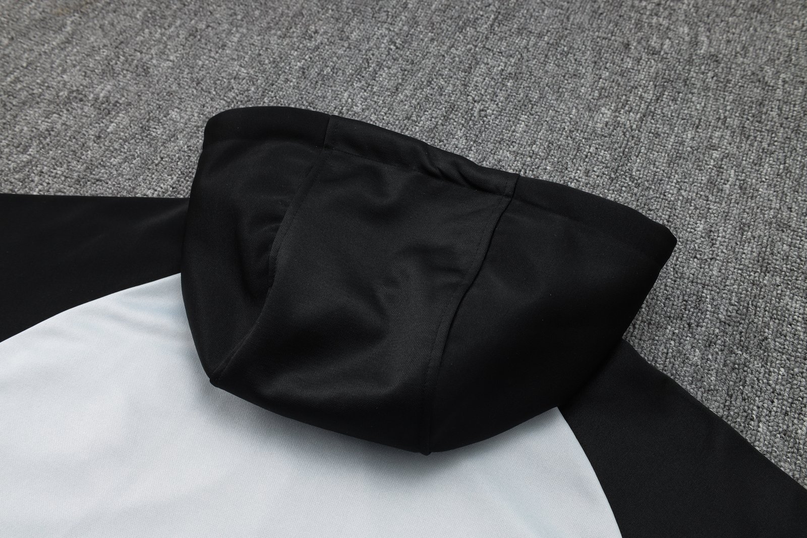 Kit agasalho cinza com preto do Barcelona 2023/24 - Imagem 4