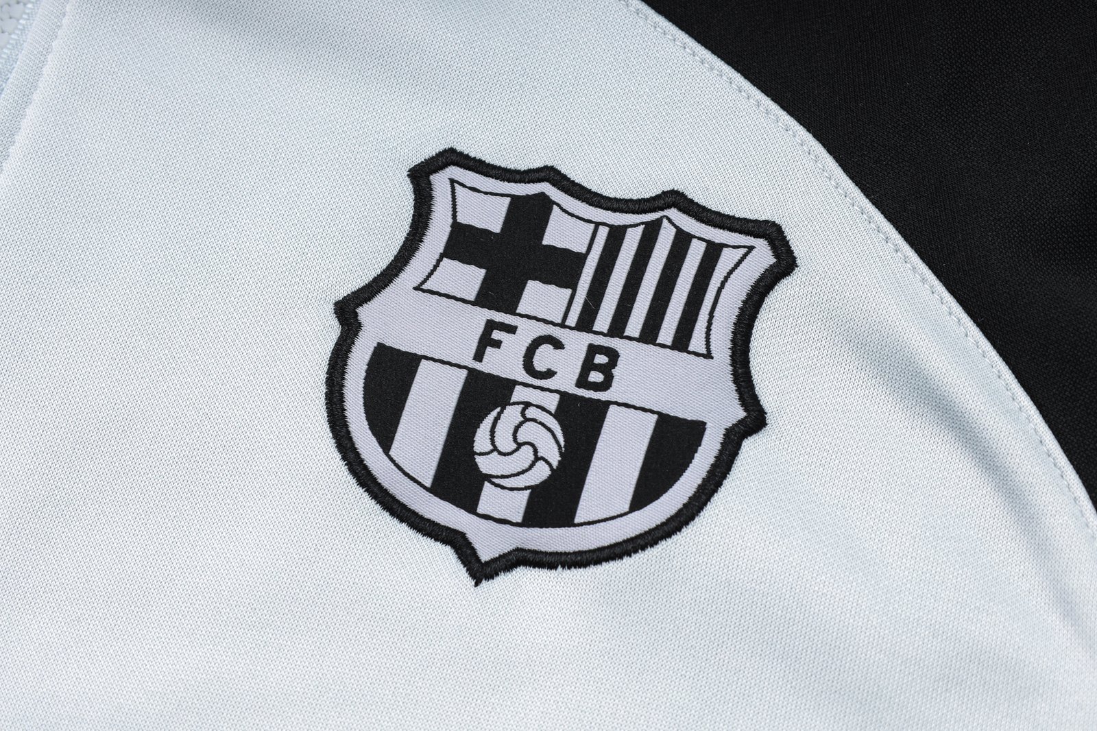 Kit agasalho cinza com preto do Barcelona 2023/24 - Imagem 5