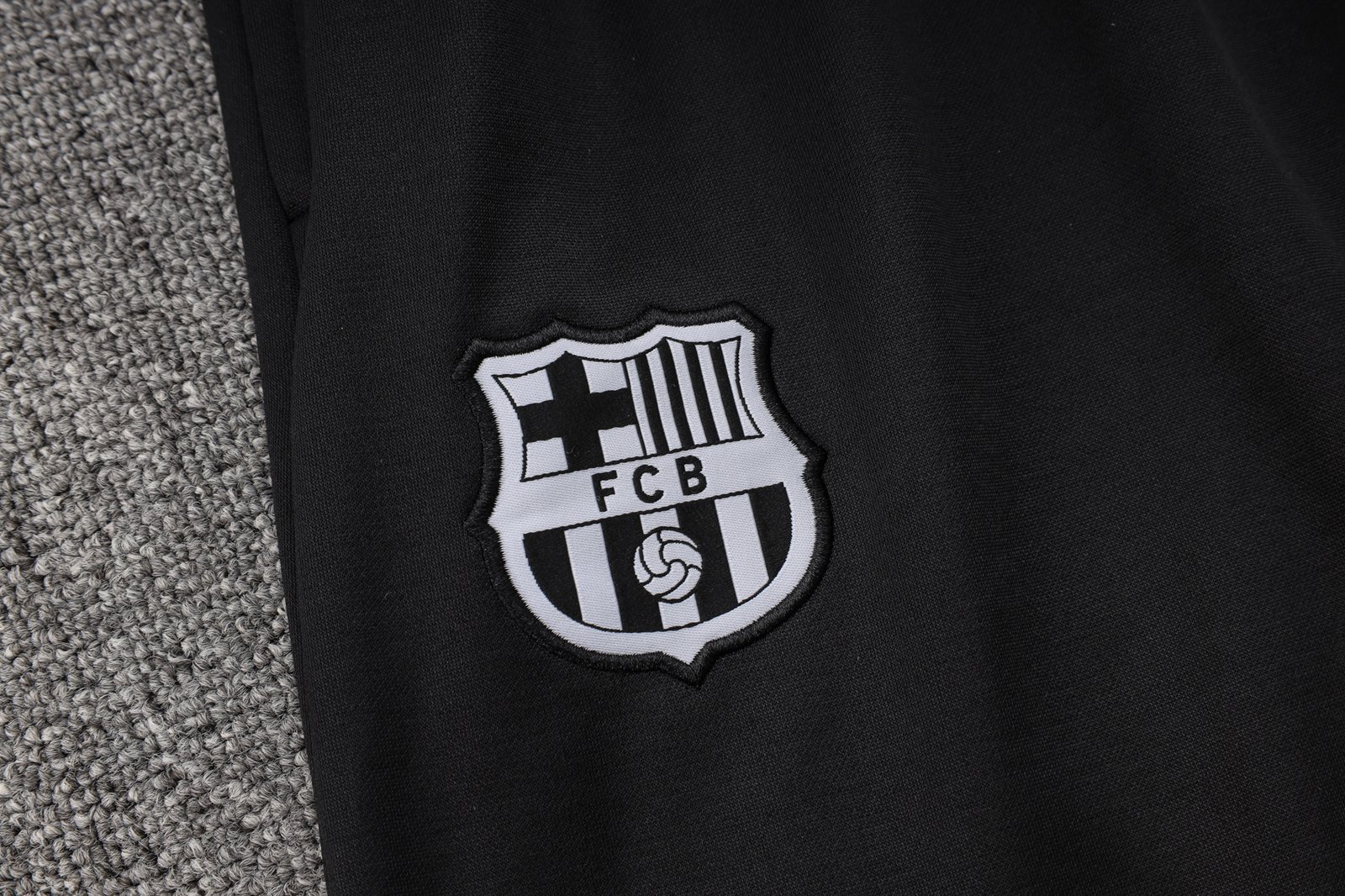 Kit agasalho cinza com preto do Barcelona 2023/24 - Imagem 10